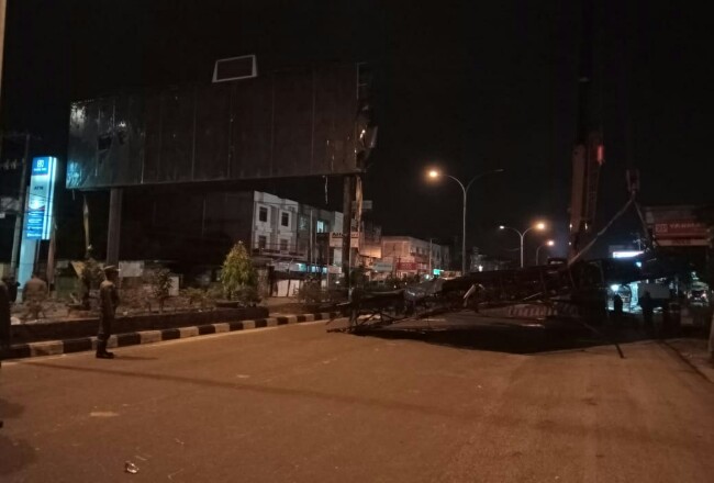 Pembongkaran bando ilegal Jalan Tuanku Tambusai Pekanbaru. Foto: Riaupos